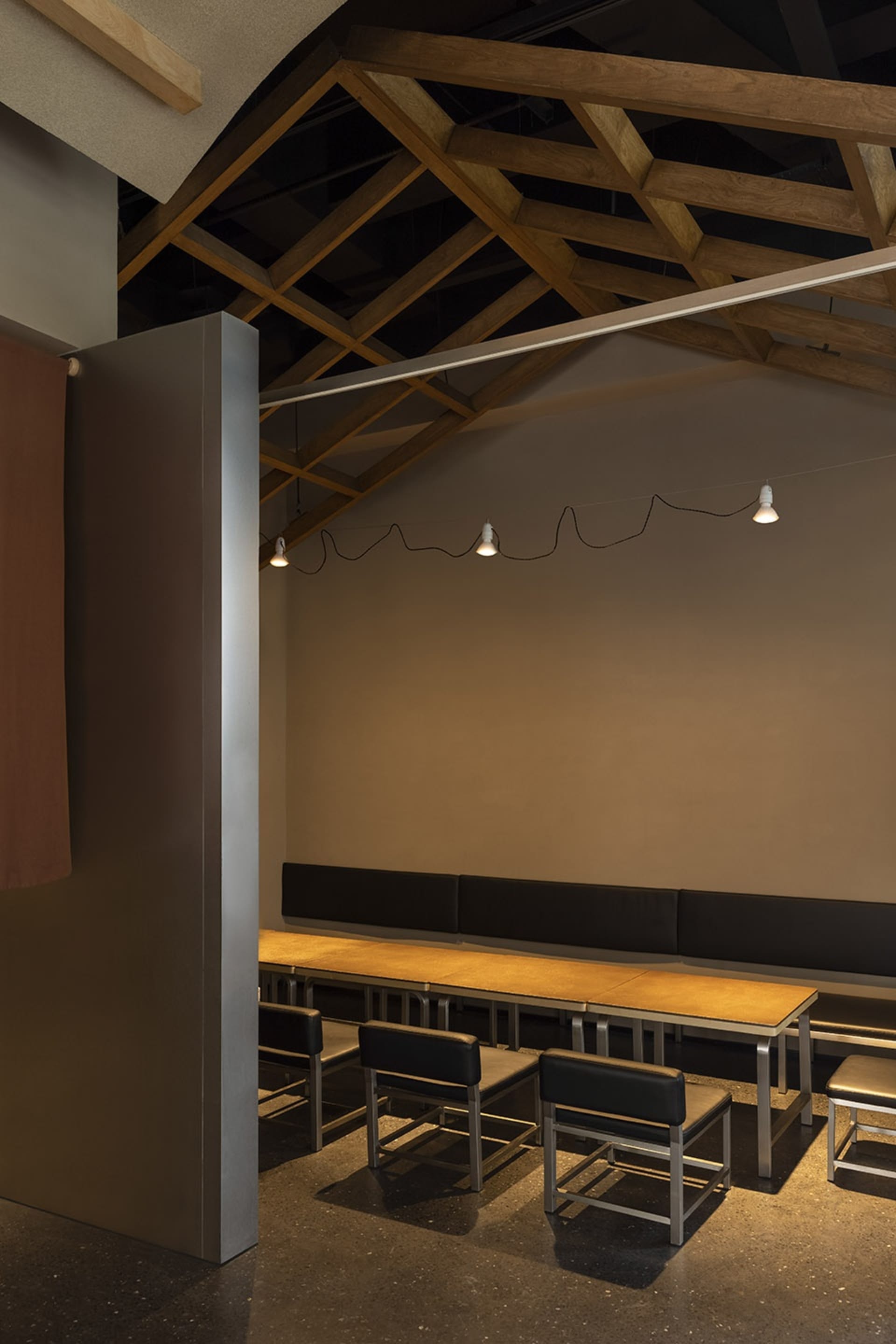 Empty restaurant interior with wooden tables and chairs, clean and well-organized, warm and inviting atmosphere