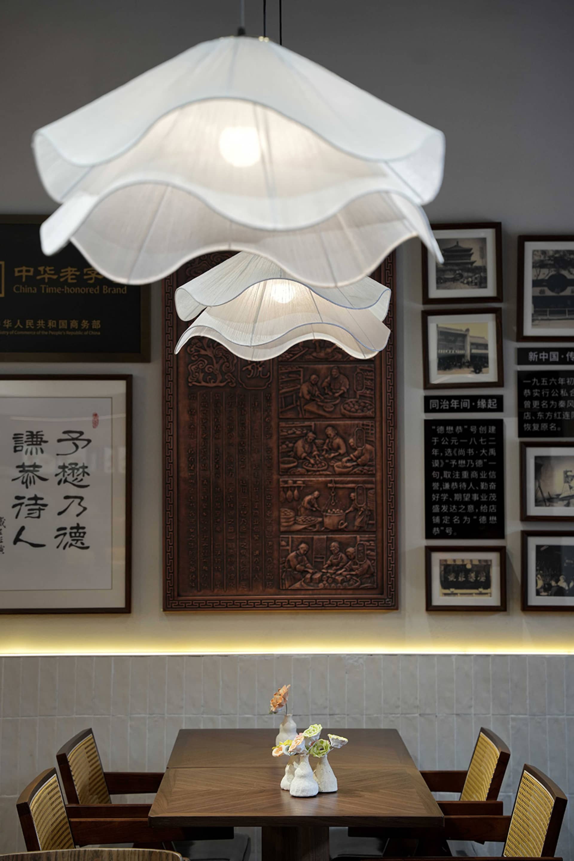 溫馨亞洲餐廳室內，木桌、吊燈與裝飾元素，融合傳統與現代風格