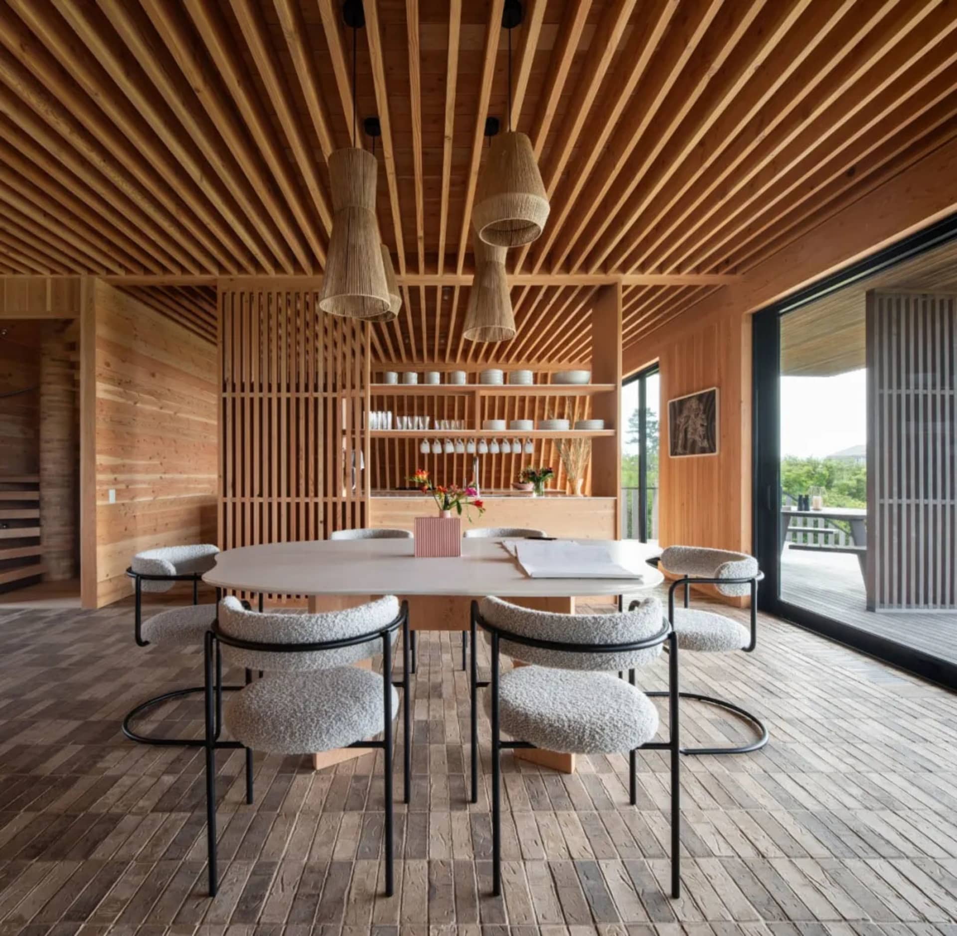 溫暖舒適的開放式餐廳空間，配有粉色花瓶、餐桌、椅子、小型廚房，以及充足的座位選擇
