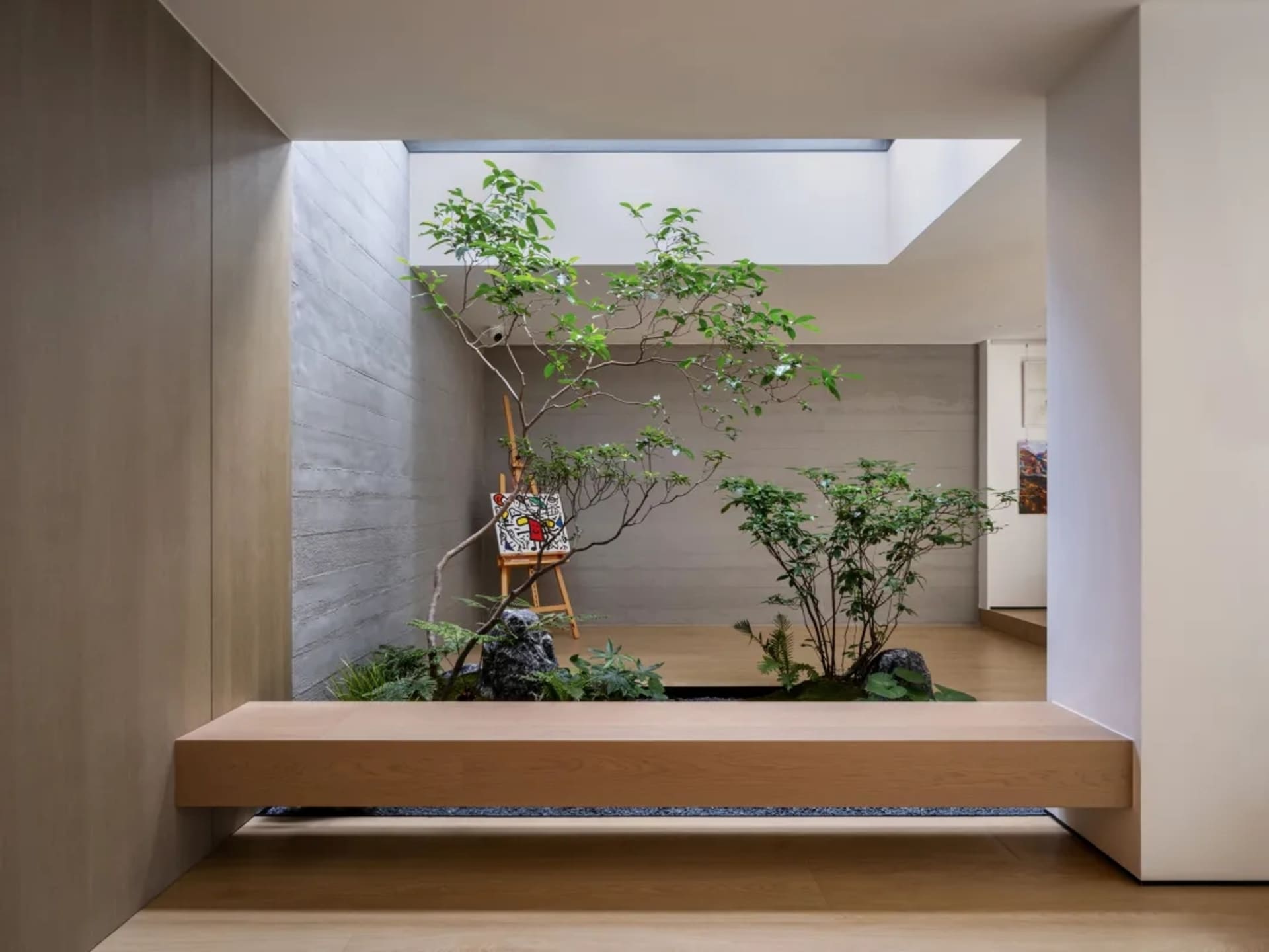 溫馨室內空間，配有木製長椅與數盆栽植，營造溫暖親切的氛圍