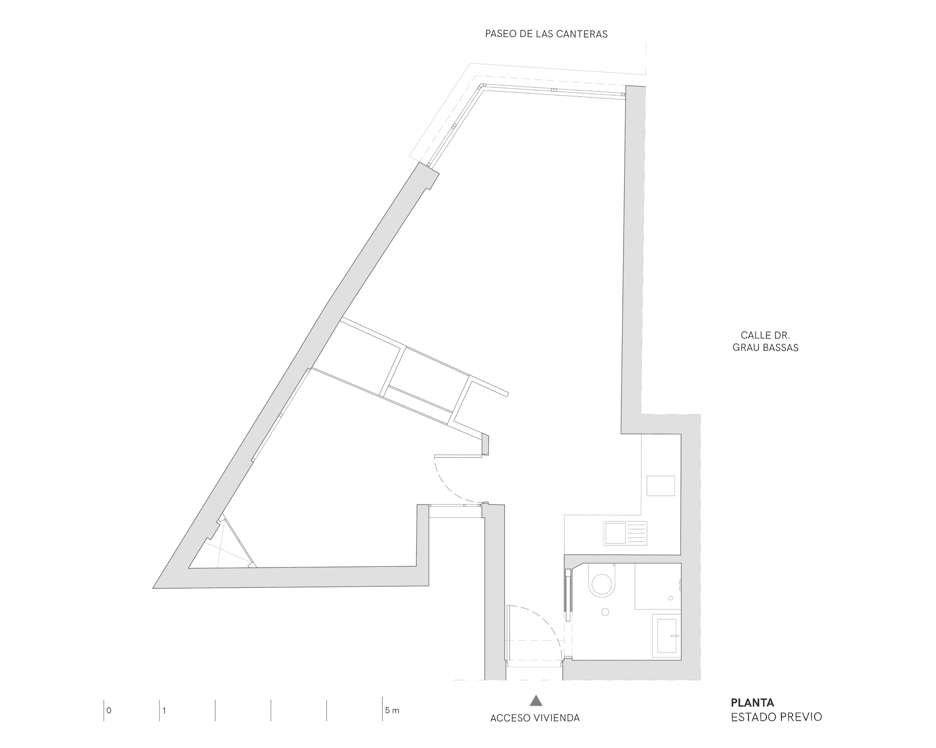 住宅建築的黑白平面圖，包含多個房間、昏暗照明，並以混凝土材質為特色