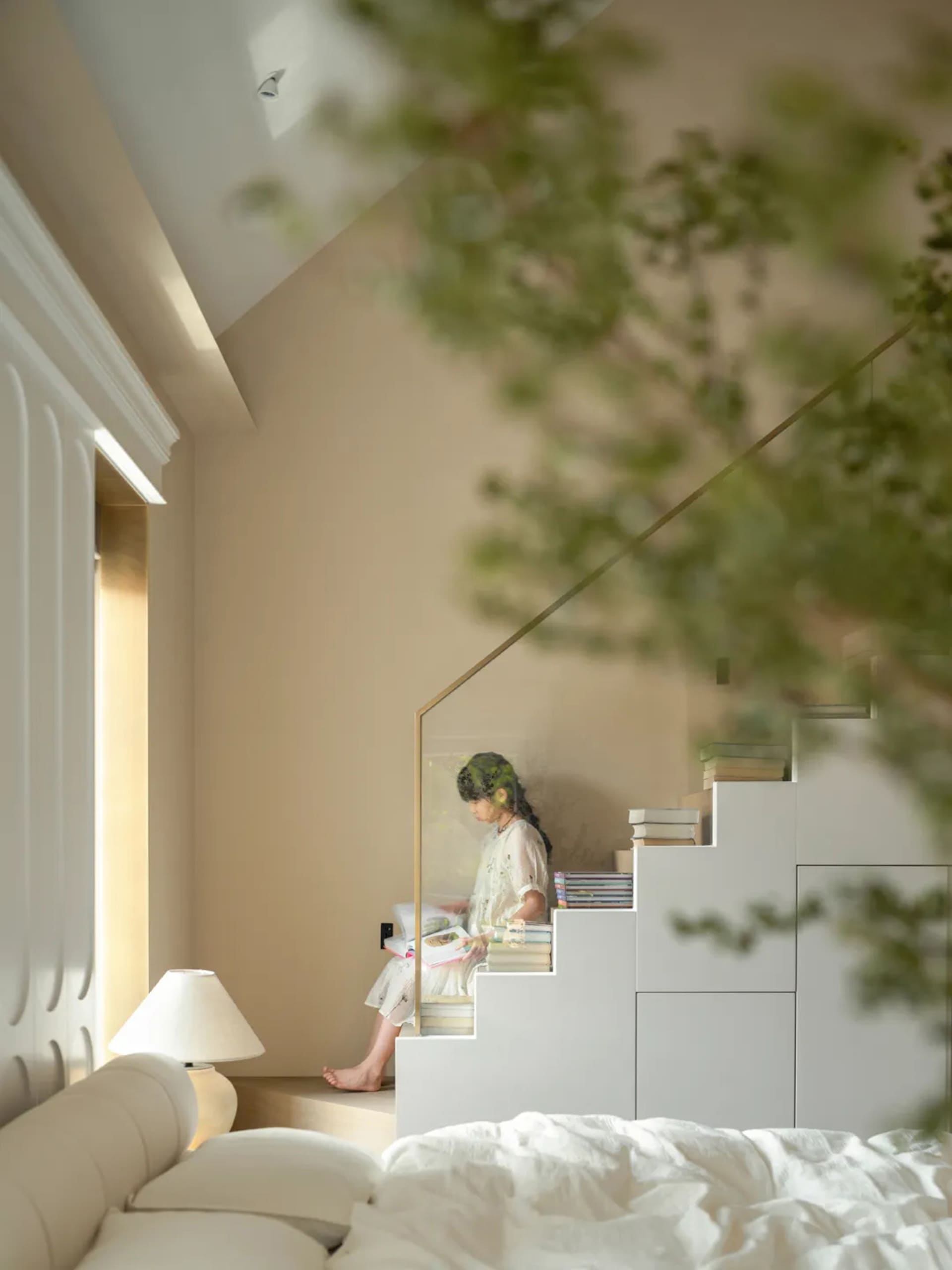 一位女子在書櫃前的樓梯上閱讀，周圍環繞溫暖舒適的氛圍，木製樓梯與書架上數本書籍