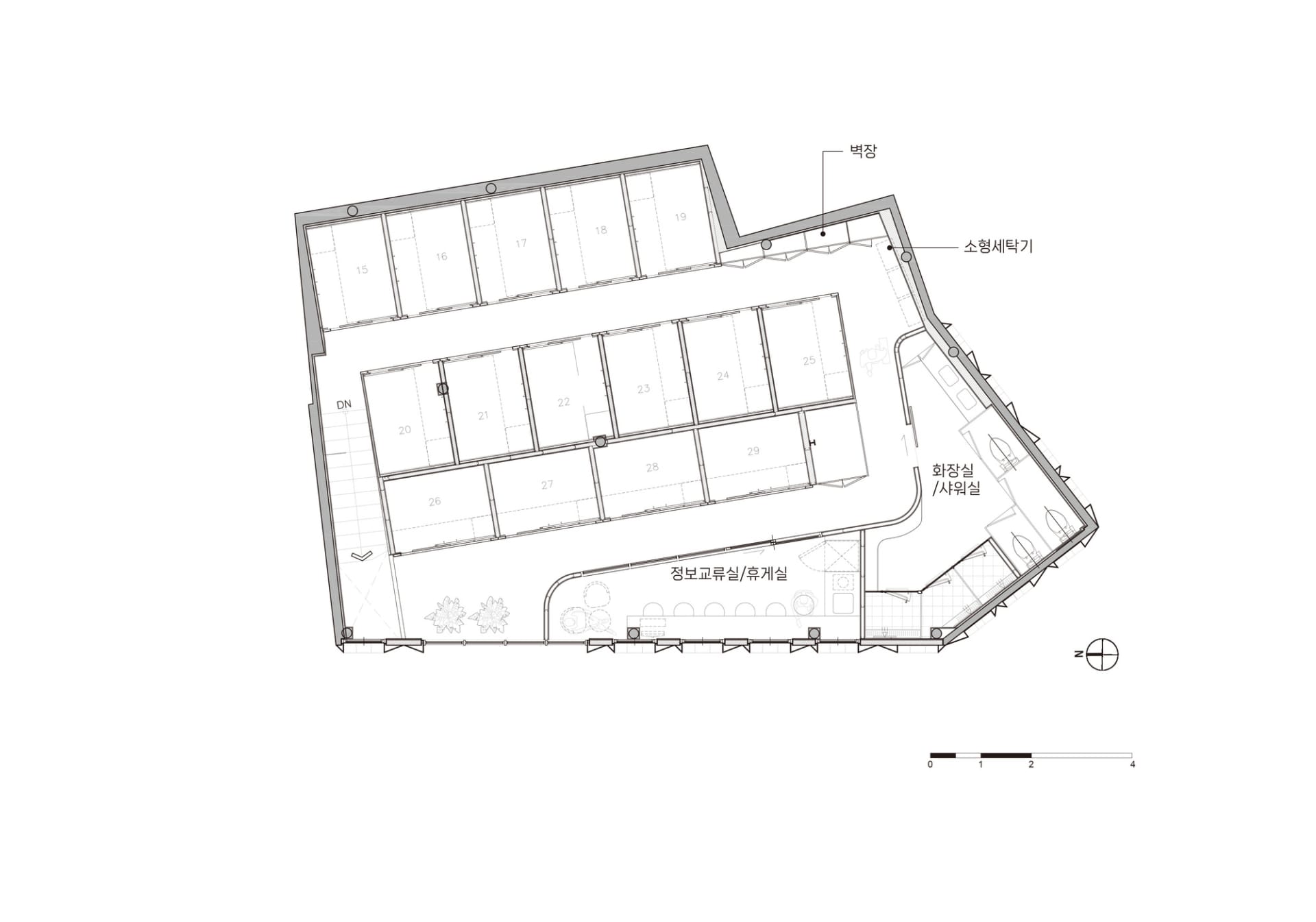 黑白的房間地板圖，長走廊和樓梯向上樓層，顯示廚房和餐廳區域，天然光線從窗戶中透入