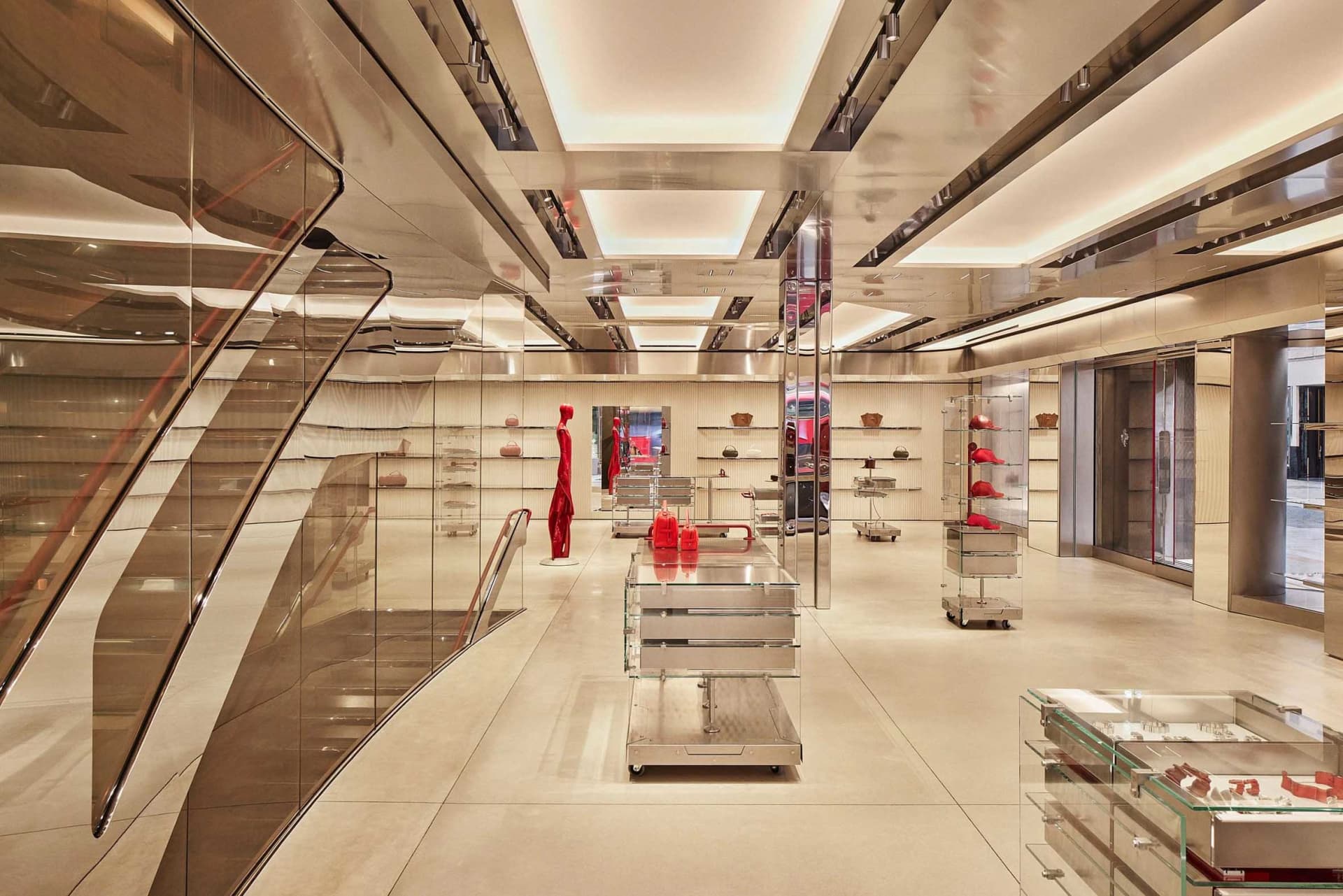 一間充滿光線的零售店，展示著鞋子和手袋，創造出明亮和邀人的氣氛，具有典雅和高雅的氣氛