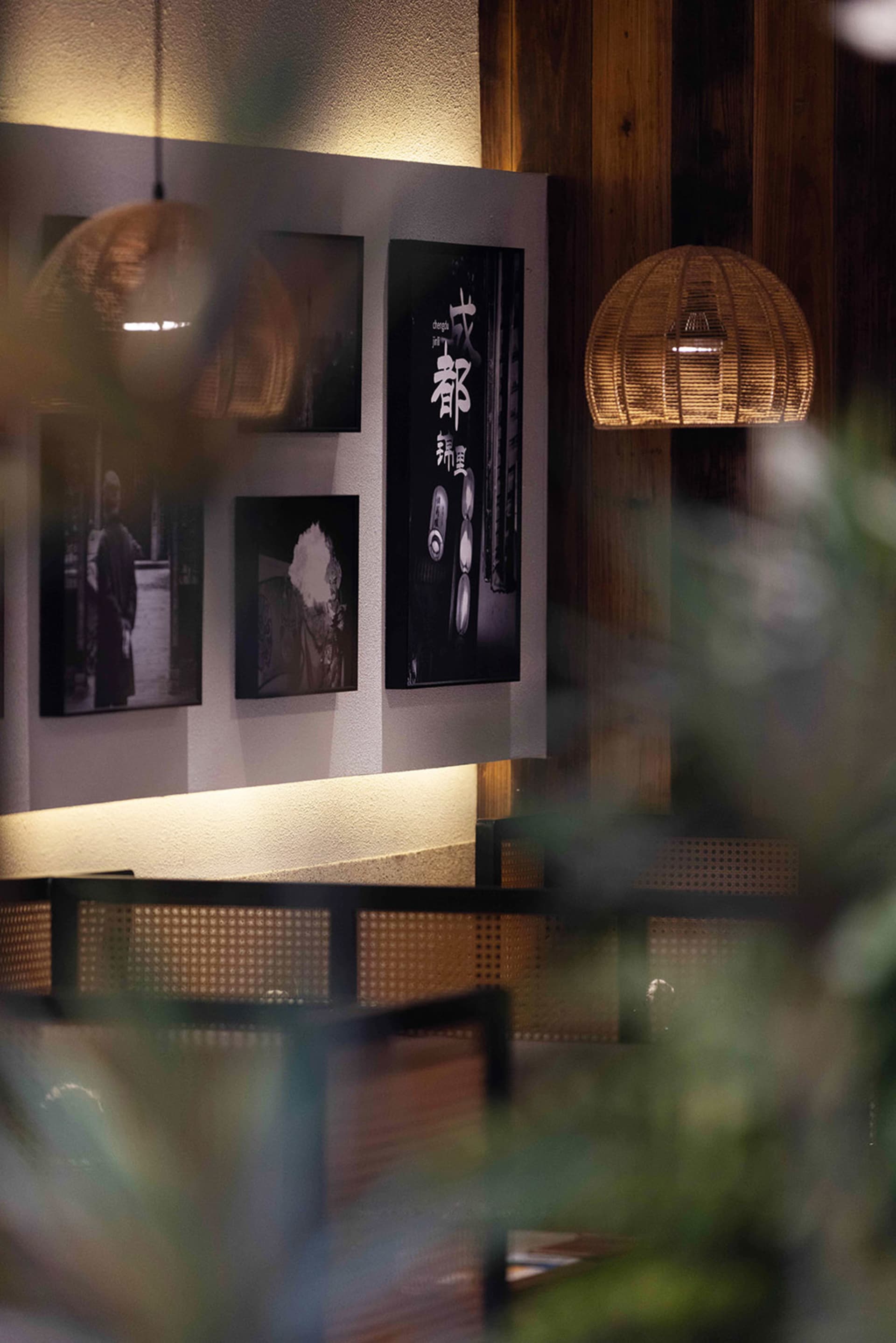 溫暖和邀人的餐廳內部裝潢，木製家具、自然光線和壁上的亞洲風格藝術