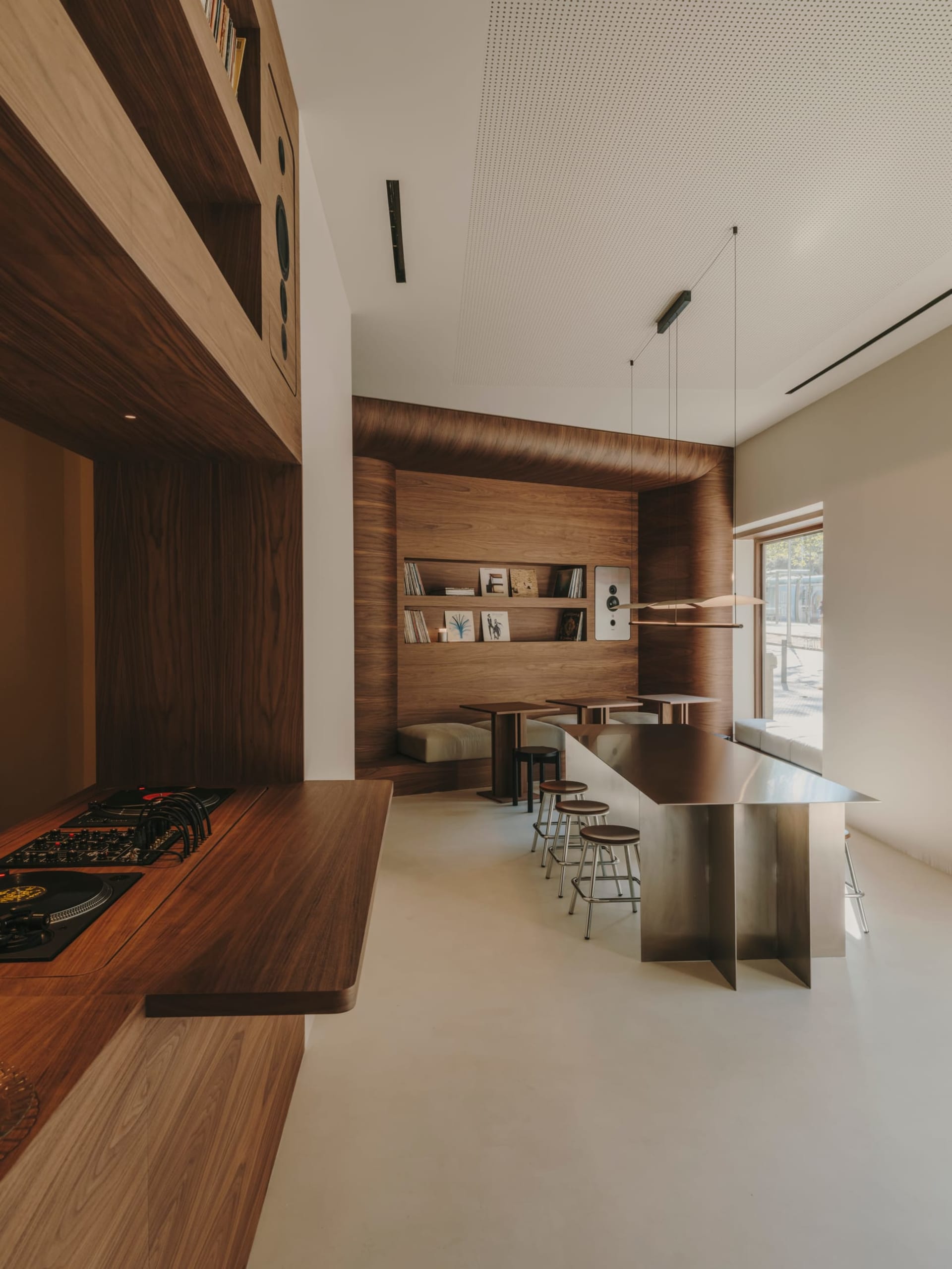 溫暖和溫馨的廚房和餐廳區域，木質櫥櫃,木質工作台和餐桌周圍的椅子