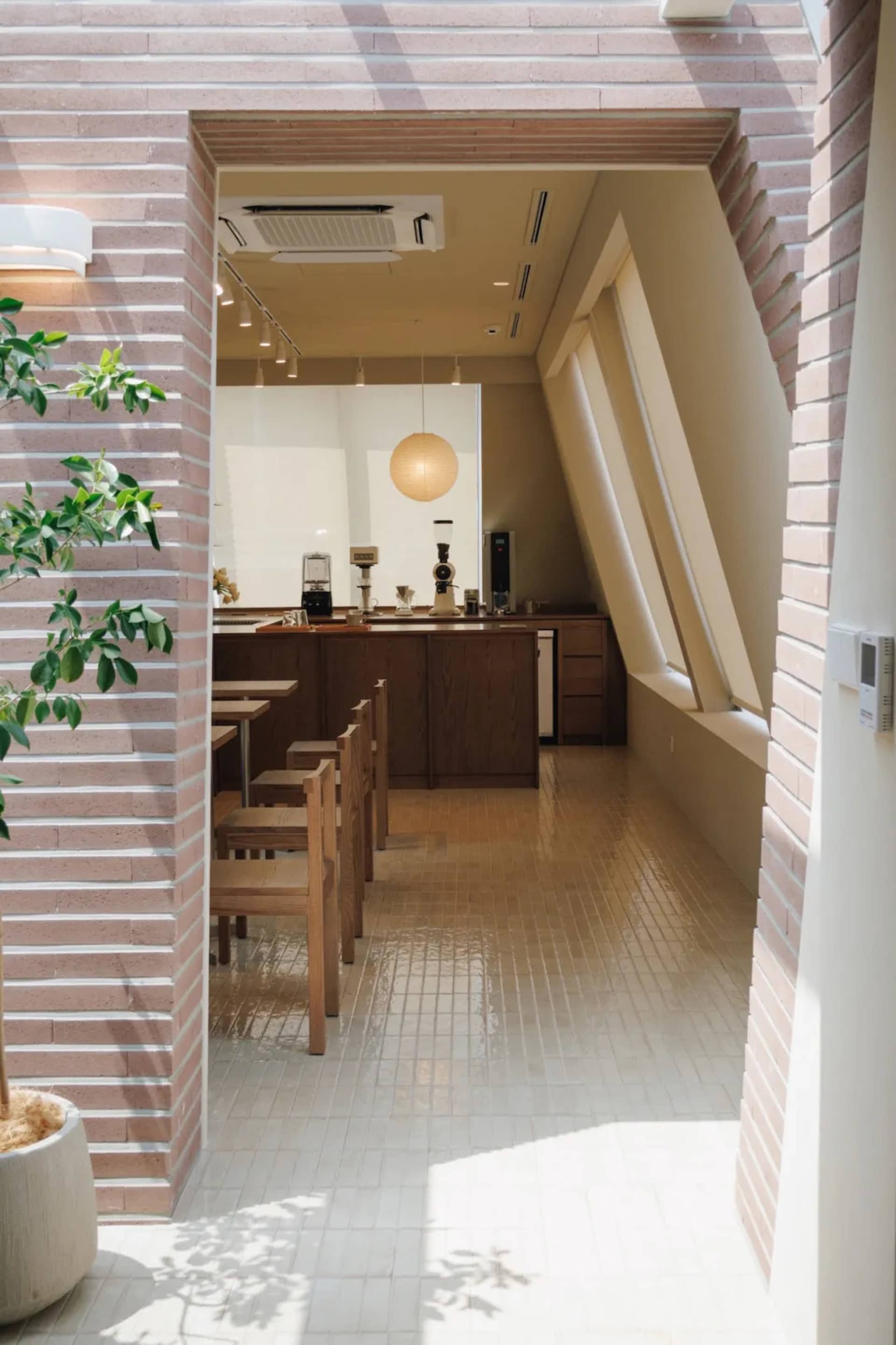 用餐區內擁有木質桌椅和餐具，自然光與溫暖氛圍照亮整個空間