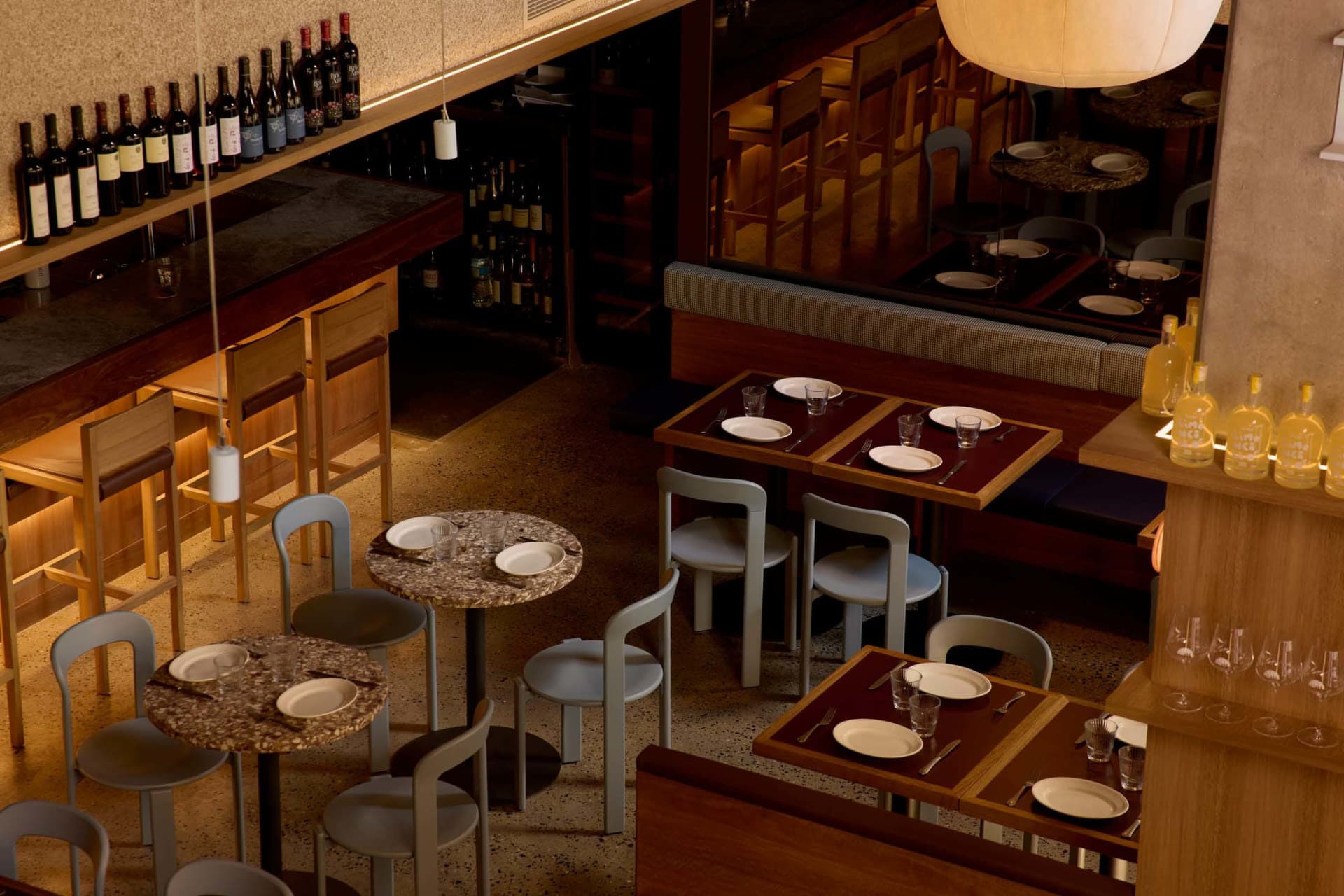 舒適的餐廳室內，木製家具、白色盤子和柔和的光線