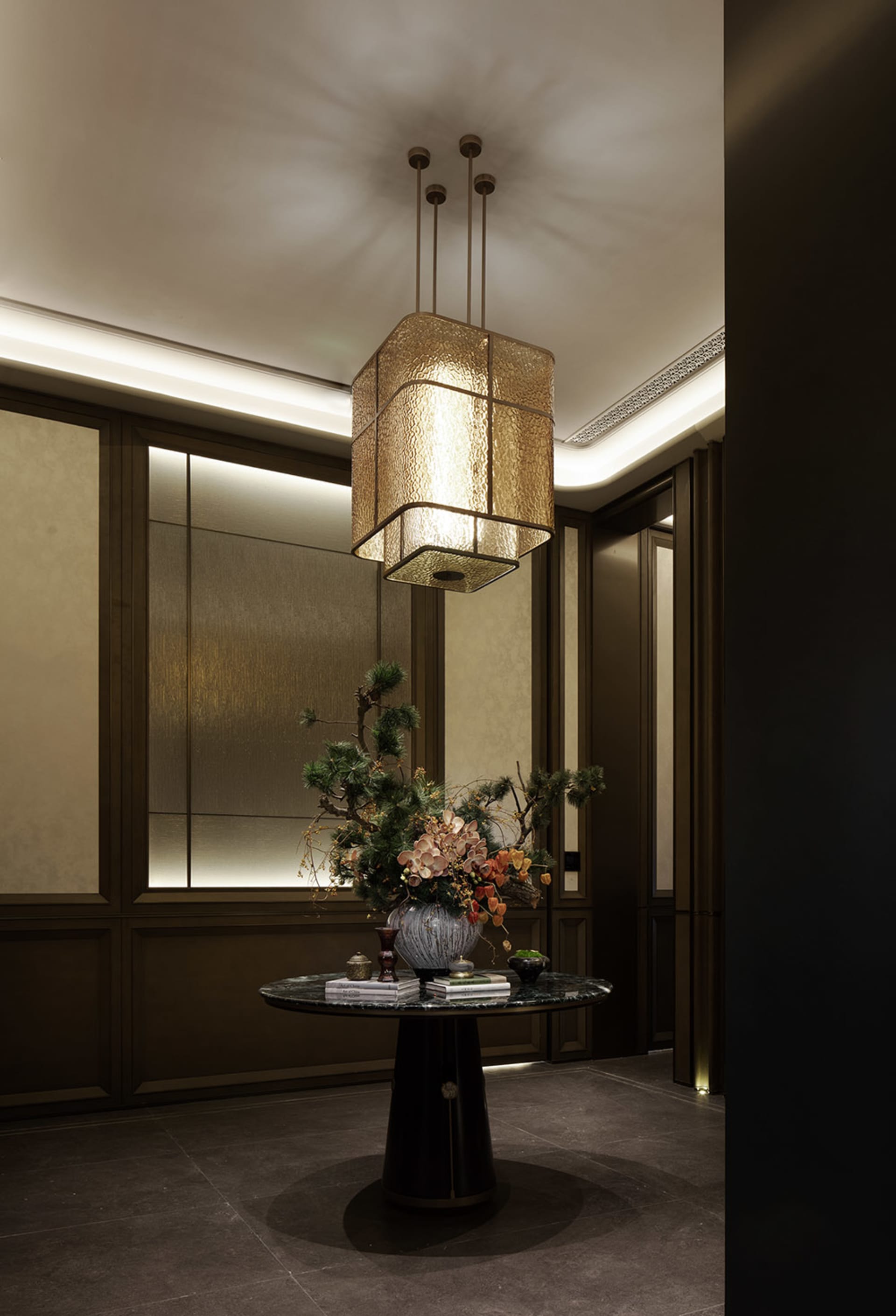 一間餐廳擺放著燈籠、餐桌和一盆植物，融合自然光和人造光的裝置