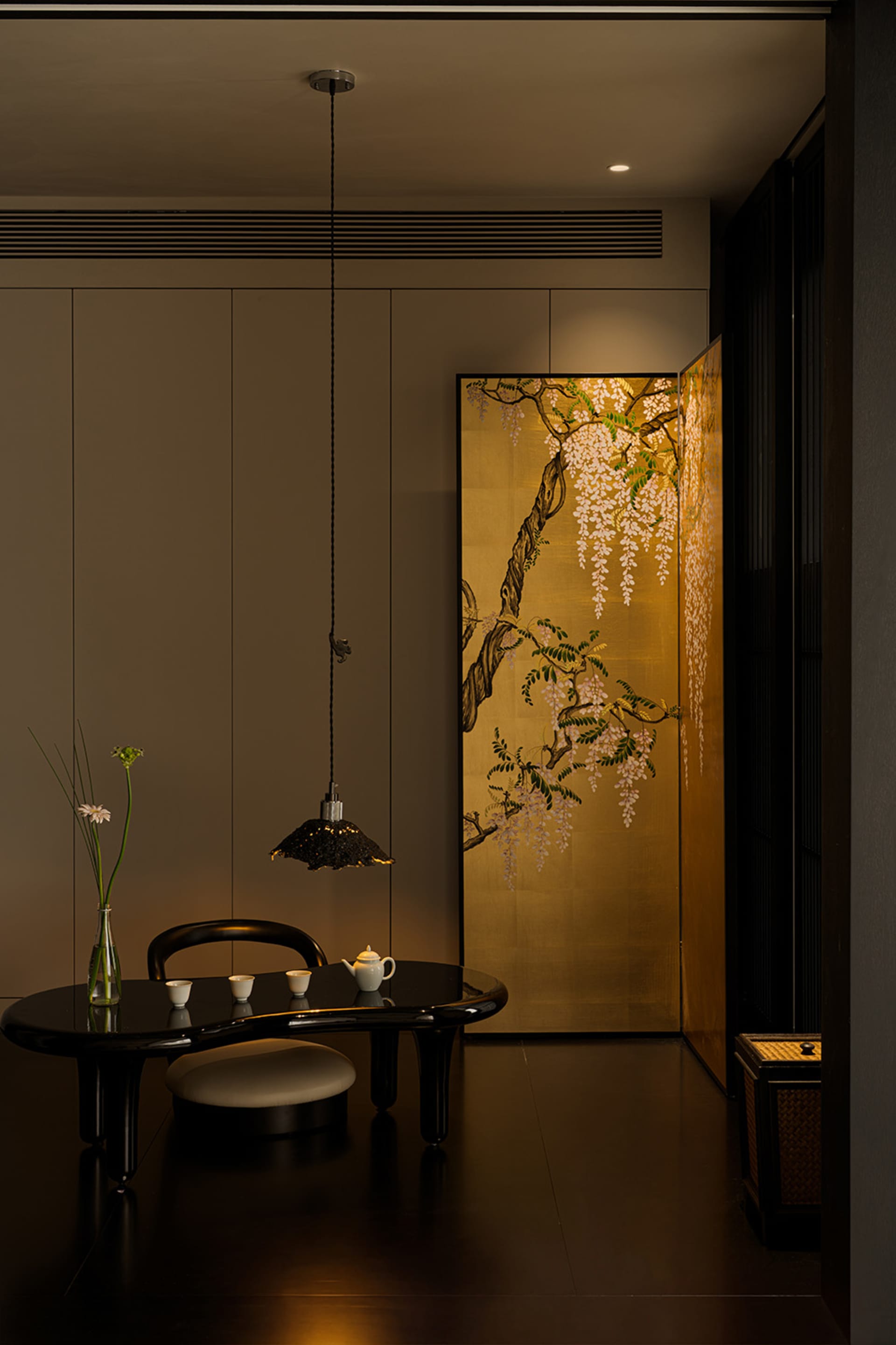 用餐室內有木製桌子、金屬椅子和一個陶土花盆，擺上杯子和盤子，環境是昏暗的，有溫暖的氣氛