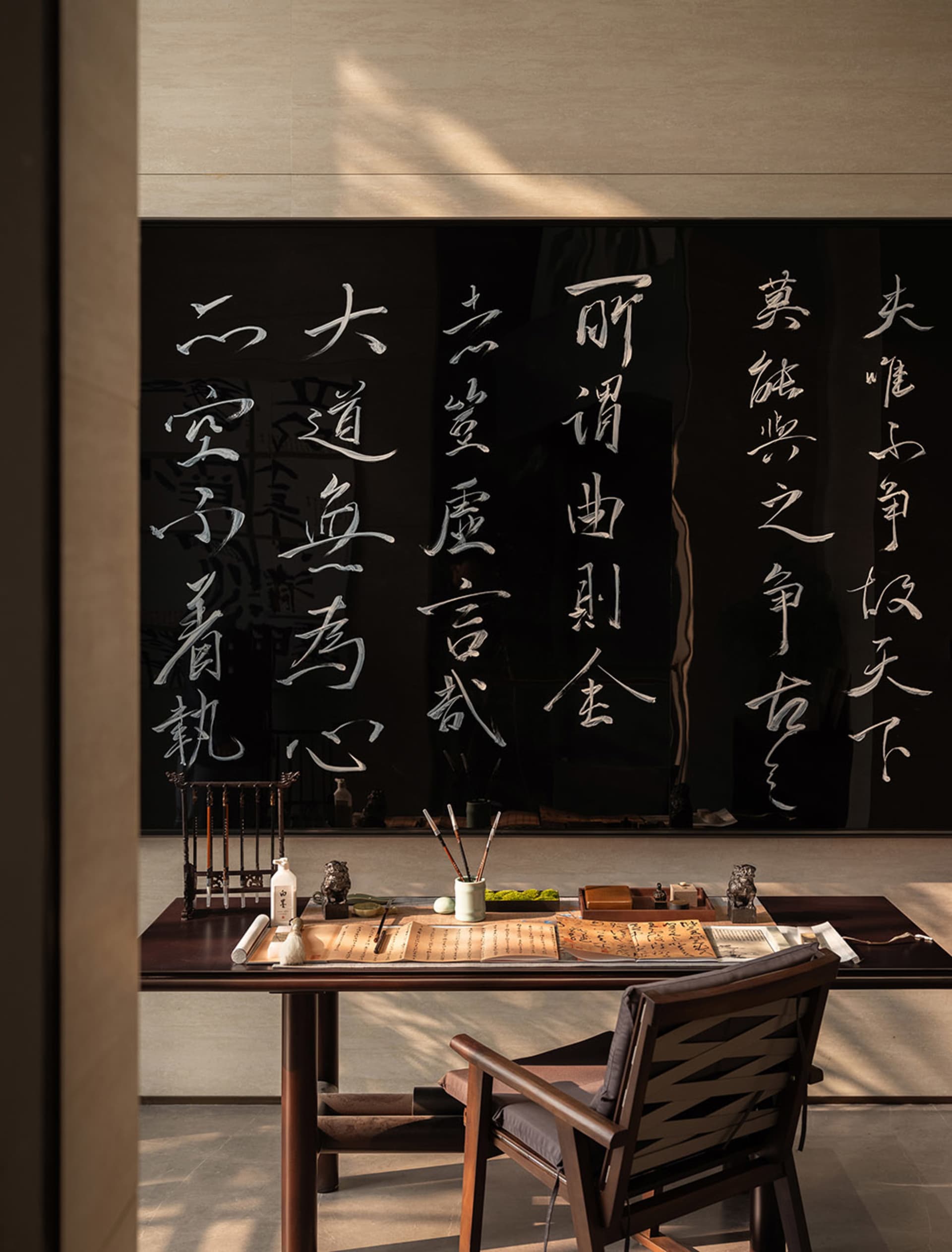 一間充滿光明的研究或工作空間，配有木質桌子和椅子，擺放一杯、碗和花瓶，注重組織和實用性