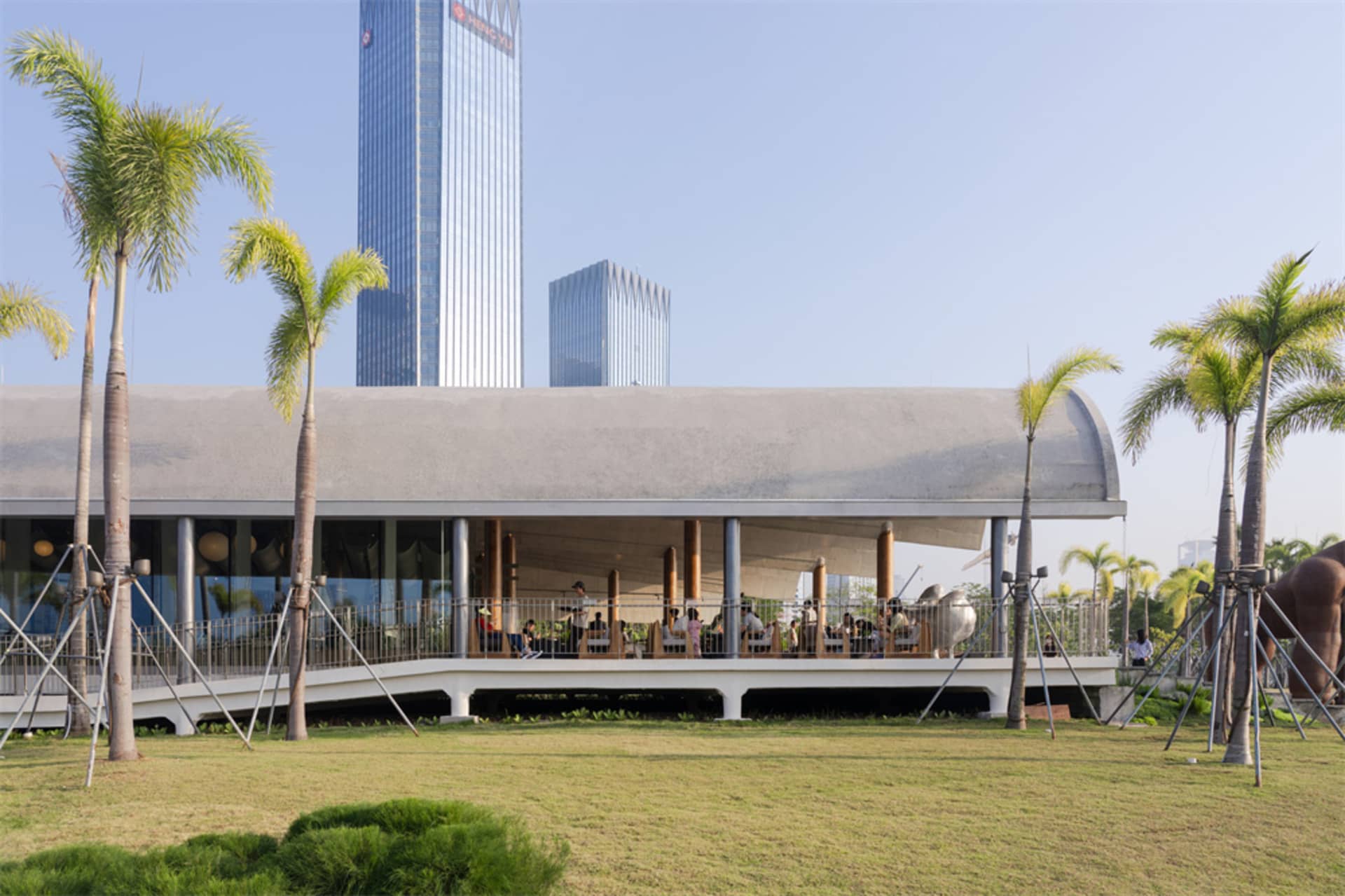 一間空間廣敞的現代餐廳區域，配備大桌子和椅子，位於一間有自然光線照進的時尚及功能性的建築中