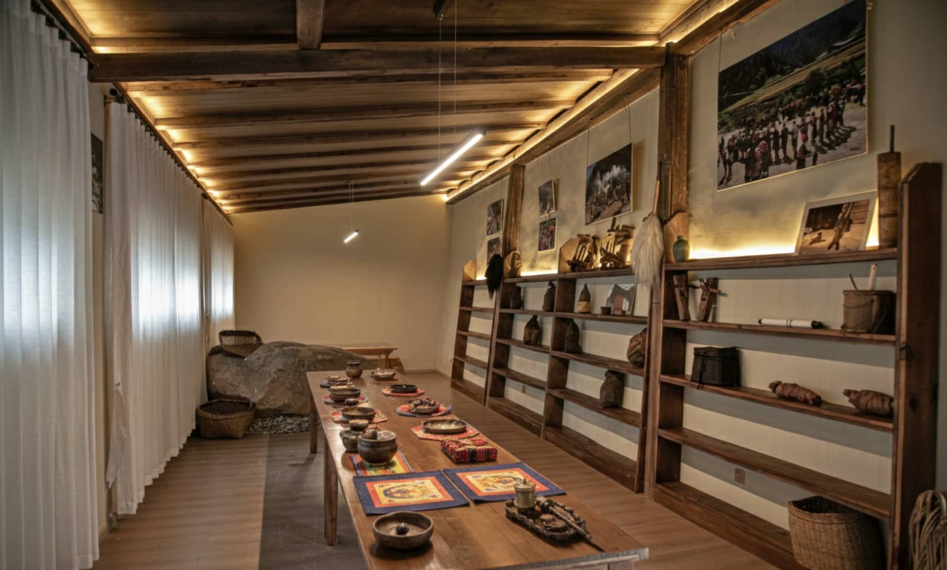 餐廳內有木地板、大的餐桌和舒適的座位，配有柔和且均勻的照明和裝飾花瓶和碗
