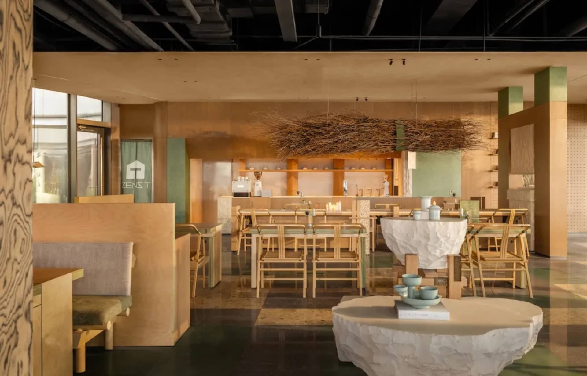 一間現代餐廳，木地板、幾張椅子和餐桌，柔和燈光和舒適的座位安排
