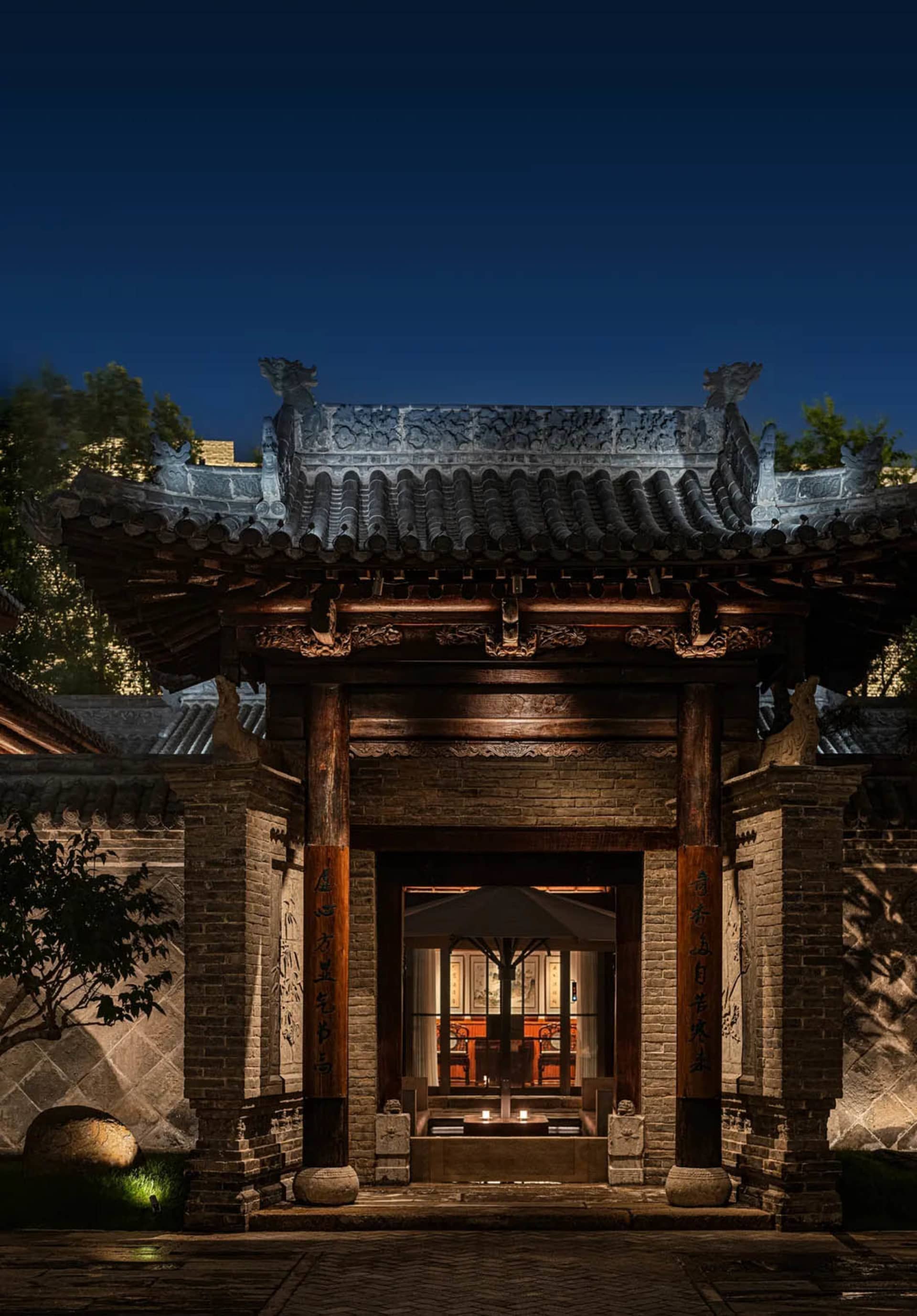 一座傳統的東方建築，具有大型的木制結構，具有龍頭屋頂和優雅的內部空間，包括餐廳區域和木製家具