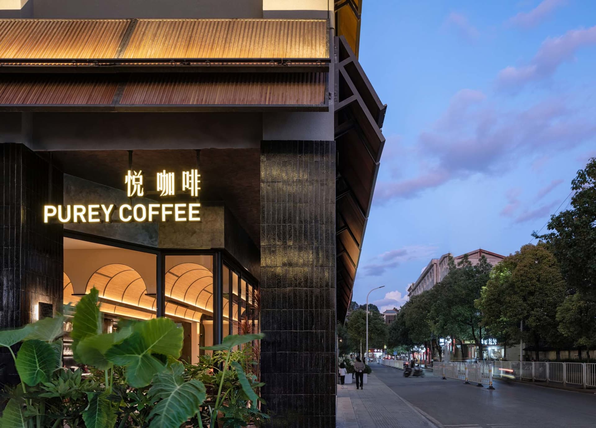 現代咖啡店以黑白配色為主調，擁有大片窗戶、舒適家具與明亮氛圍