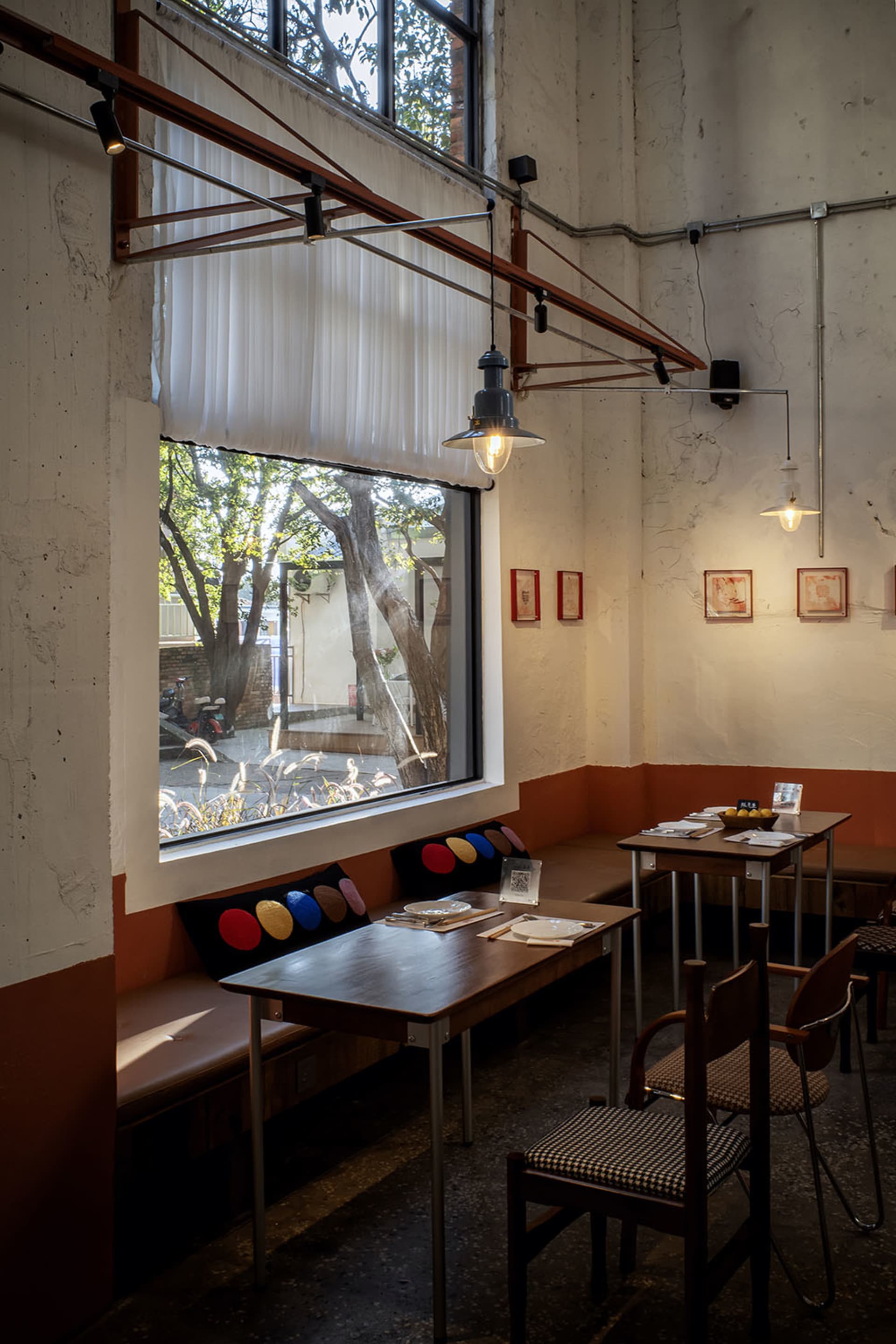 明亮溫馨的餐廳內部，配有長餐桌、吧台和舒適家具，白色牆面與窗戶自然光線
