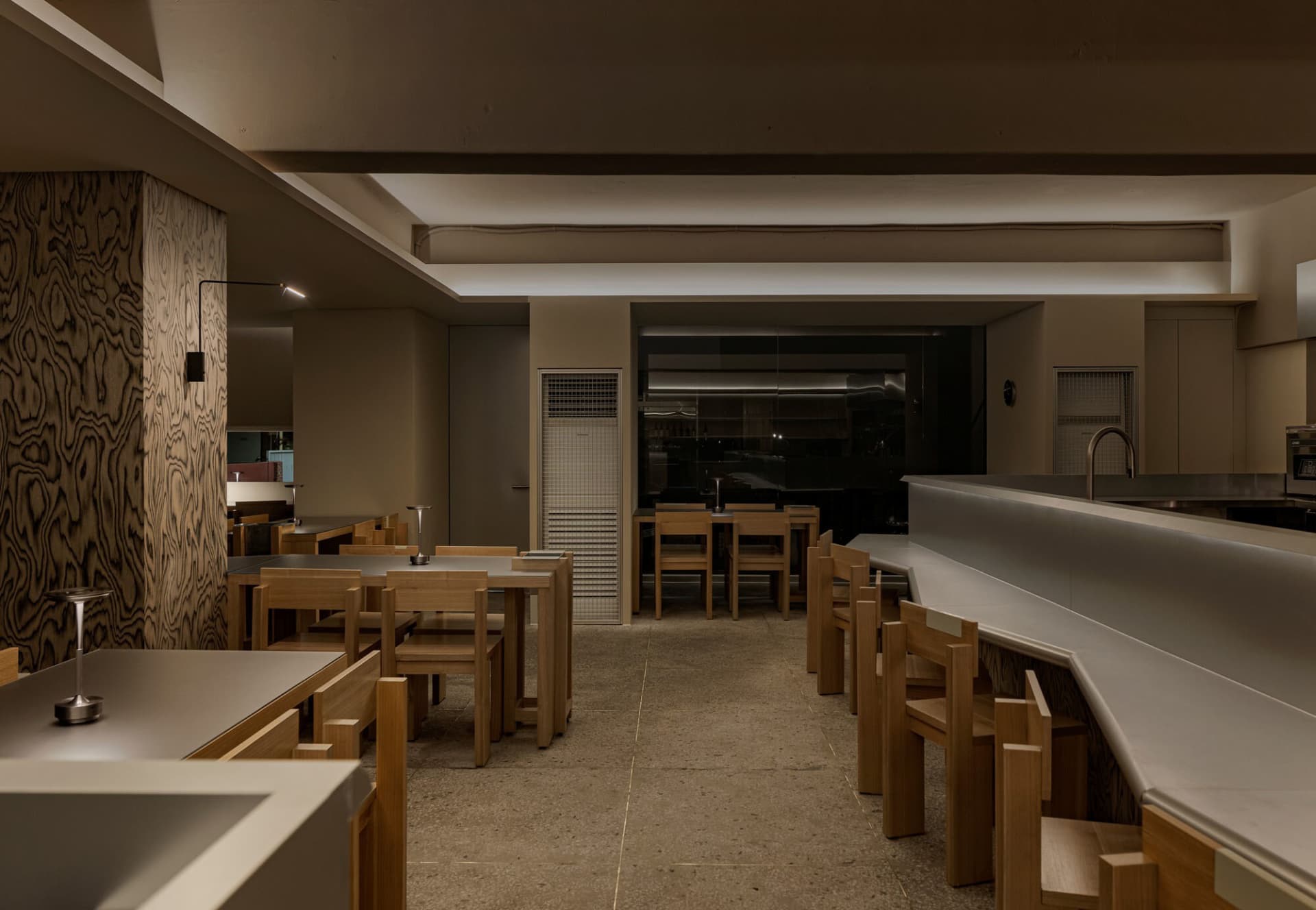 溫馨現代餐廳內部，配有大型餐桌、廚房家電與舒適座椅