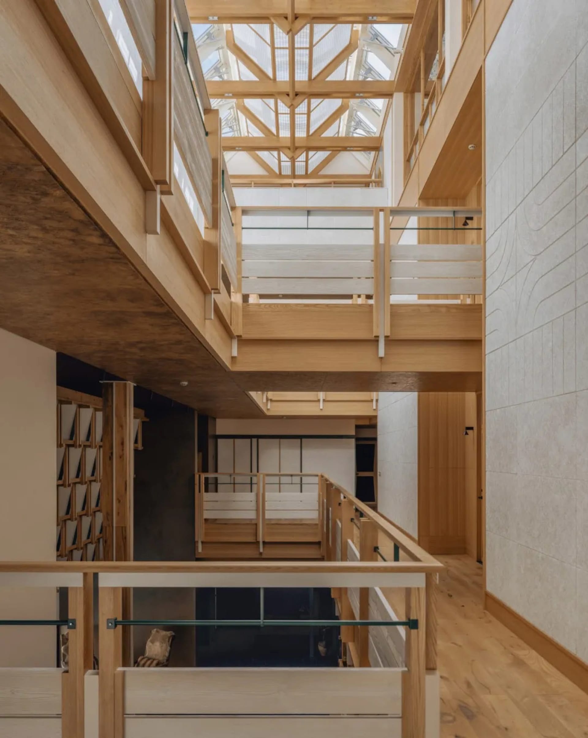 開放式客廳與餐廳空間，木質地板、玻璃扶手、餐桌與椅子，明亮且溫馨