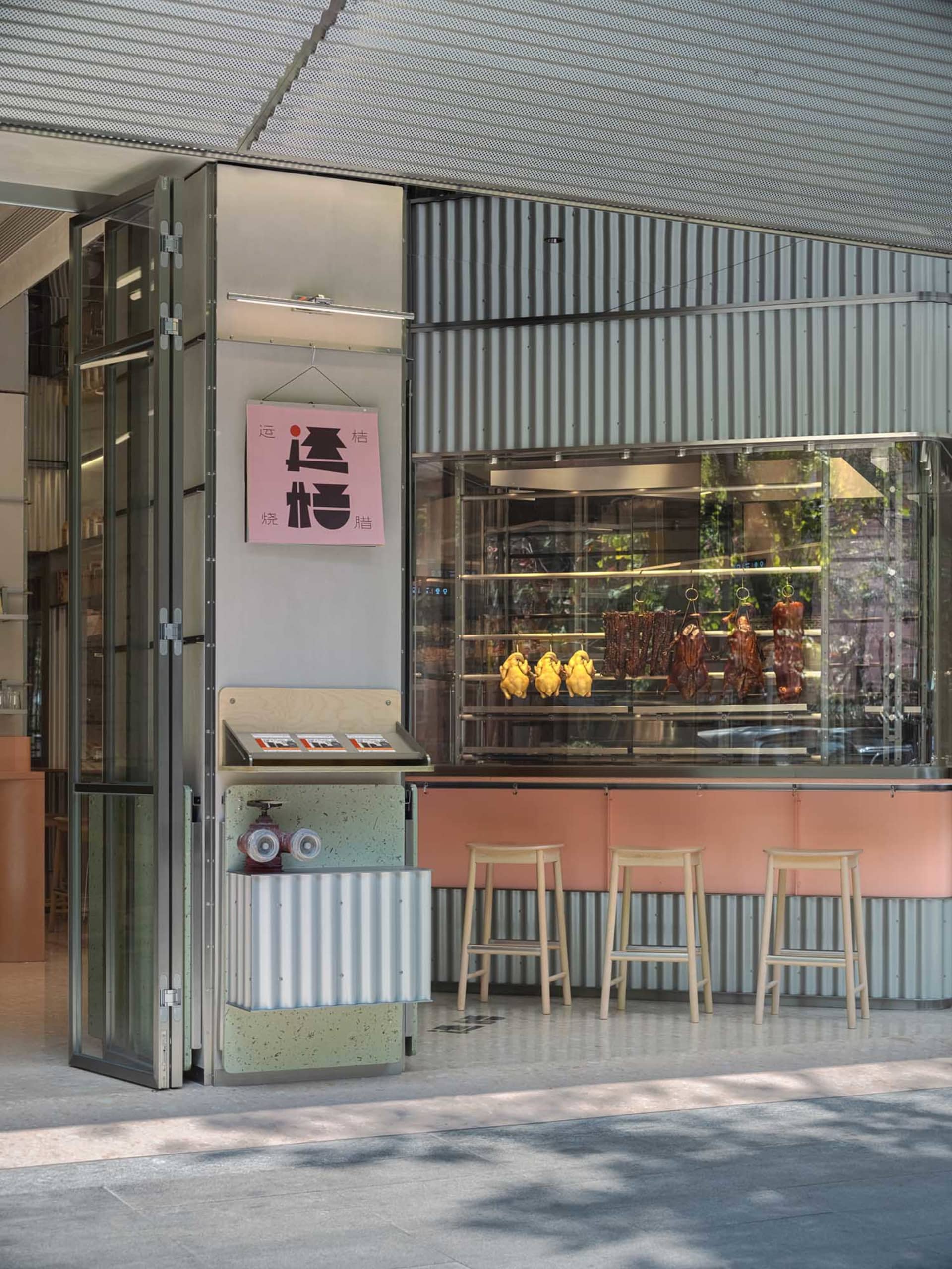 休閒餐廳，粉綠色系，設有食物展示櫃檯、座椅及背景冰箱