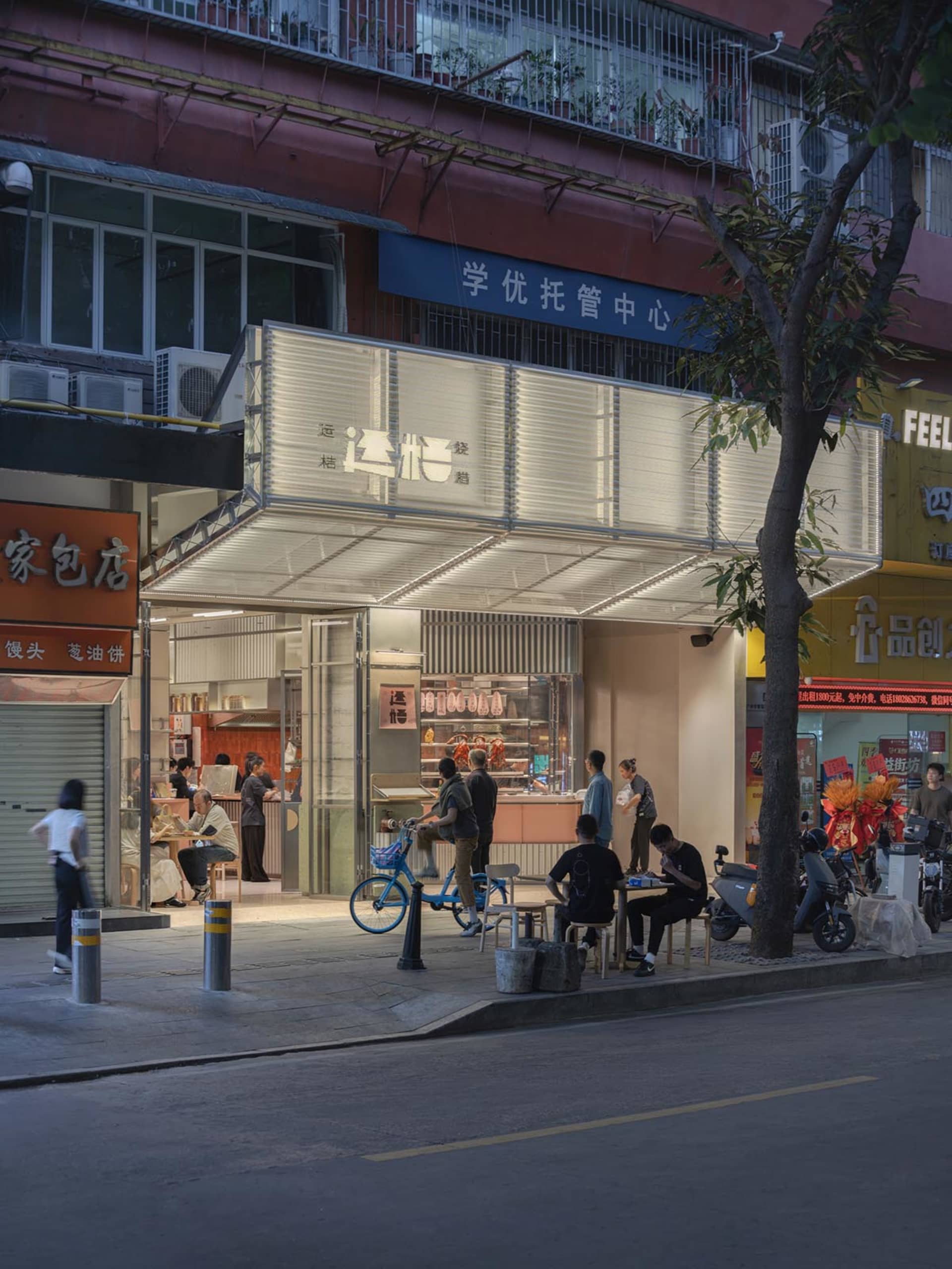 充滿活力的戶外餐廳場景，採用藍白配色，呈現人們坐在桌旁或站立周圍，桌椅與自行車映入眼簾