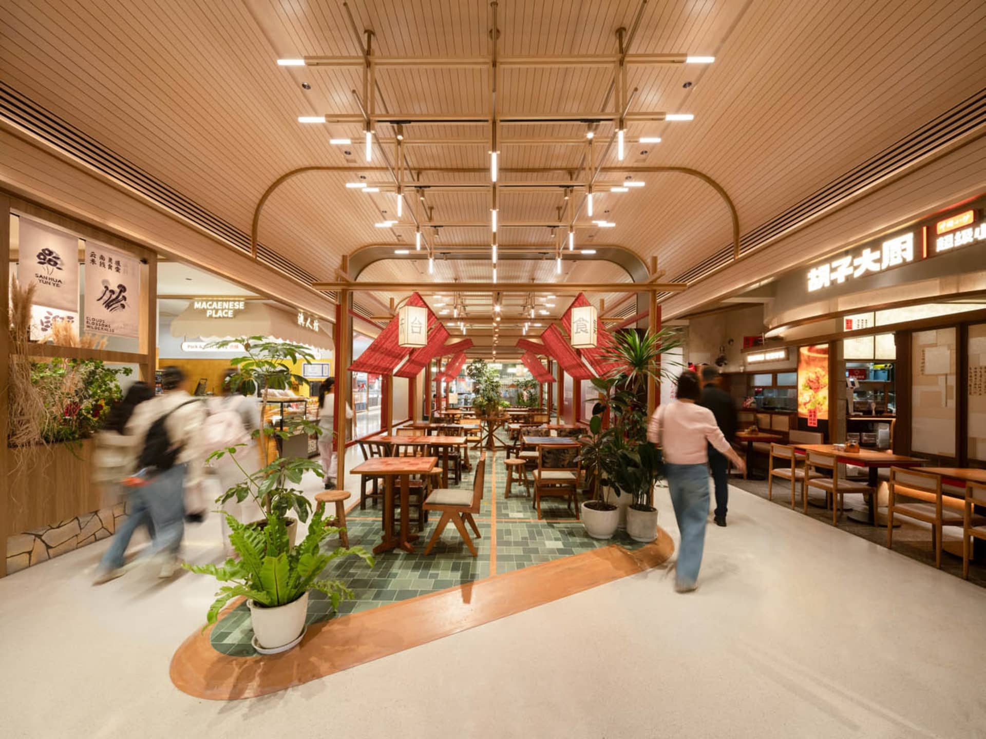 充滿活力的現代餐廳，內有餐桌、餐椅與盆栽植物，營造熱鬧且親切的氛圍