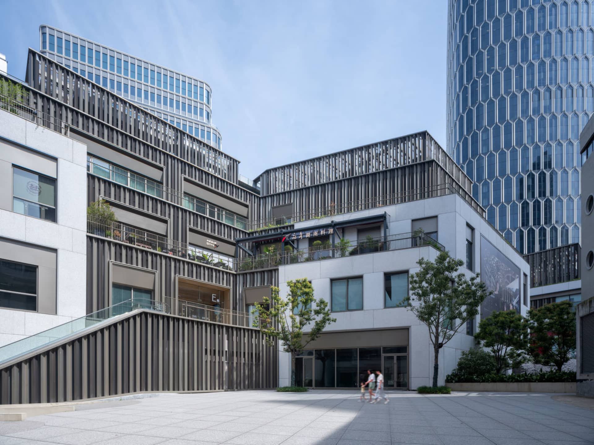 大型商業建築結合混凝土與玻璃，展現現代設計並引入自然日光