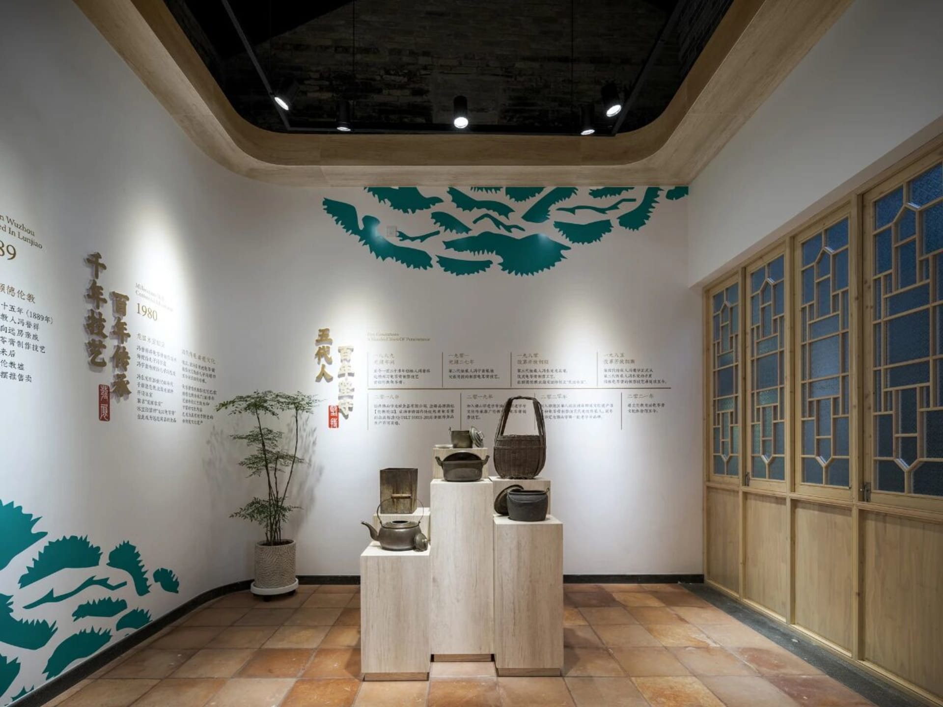 一間博物館風格的房間，基座上展示著花瓶和籃子，置於瓷磚地板上，周圍採用白色色調與柔和的漫射燈光