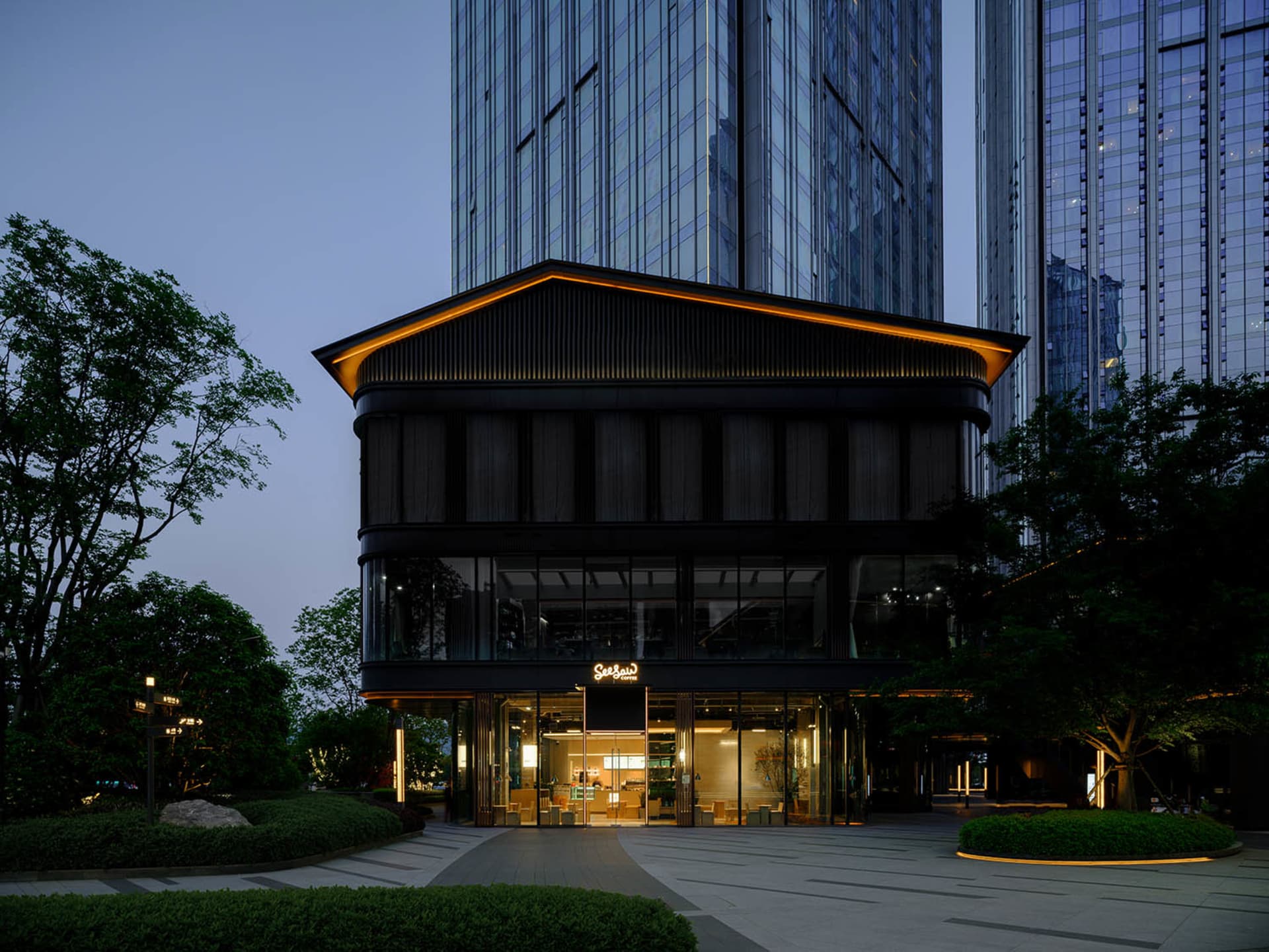 一棟現代辦公大樓擁有大面玻璃立面，反射周圍城市景觀，營造出深度與層次感