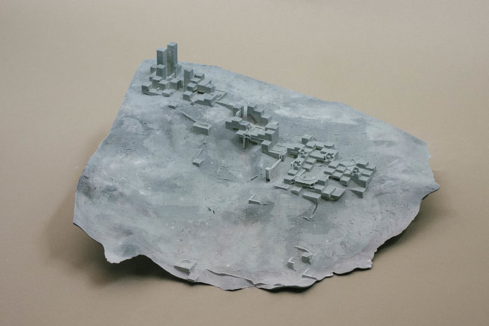 一座擁有灰色岩石表面的城市3D模型，呈現現代混凝土建築與未來都市景觀