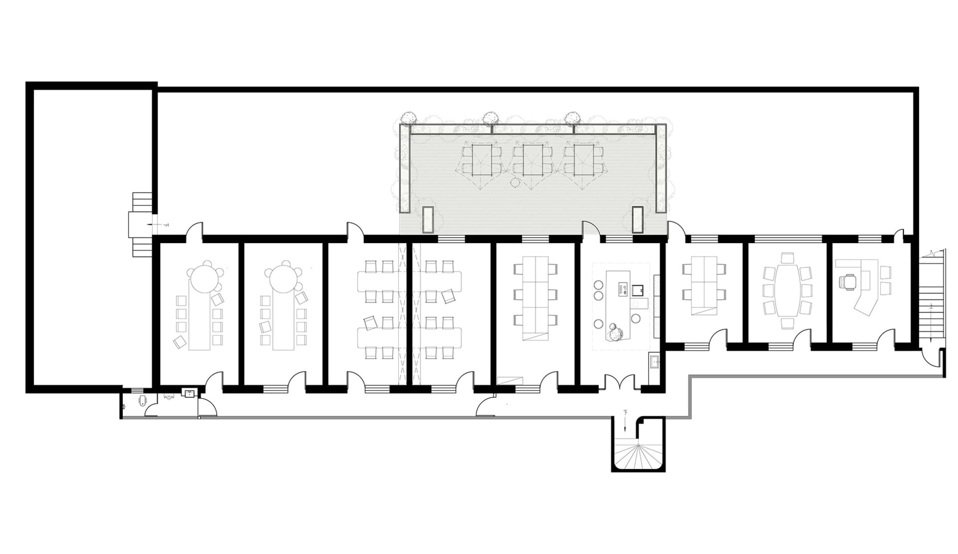 黑白建築平面圖,呈現狹長型餐廳,包含多間用餐室、大型戶外露台與植栽、廚房及洗手間。