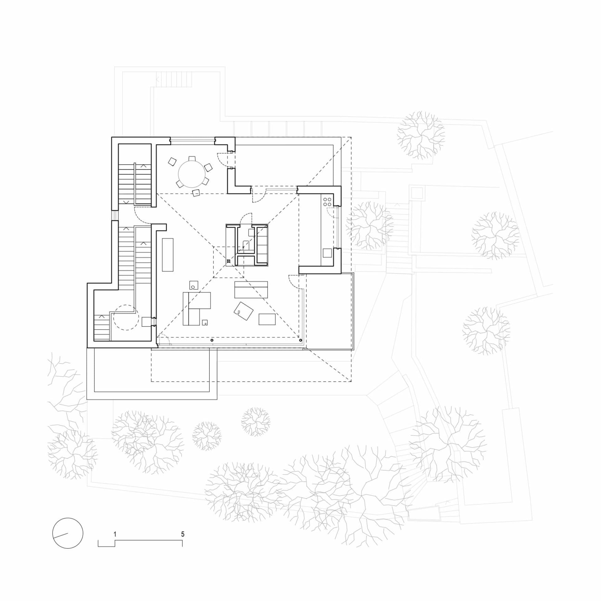 黑白建築平面圖,顯示兩層住宅的客廳、餐廳、廚房、多間臥室、樓梯以及周圍帶有樹木的庭園配置。