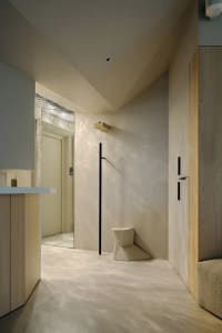 Minimalist-style entrance hall with concrete flooring and minimalist design elements.