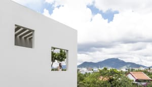 White concrete house with modern aesthetics, featuring minimalist design and clean lines.