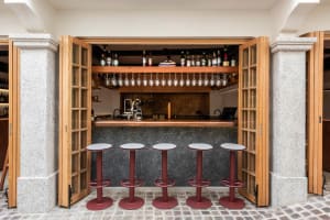 Industrial-style bar with wooden materials and a rustic atmosphere