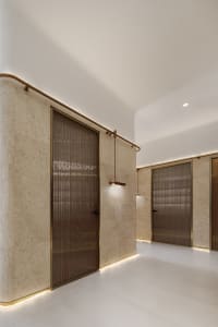 Modern interior design featuring stone and concrete materials, showcasing contemporary architectural elements and a minimalis
