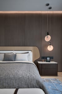 A modern minimalist bedroom featuring wooden materials and a cozy atmosphere.