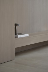 Estante de madeira minimalista em ambiente interior moderno.