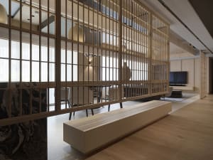 Modern dining room with wooden furniture and a high仲裁隔断墙