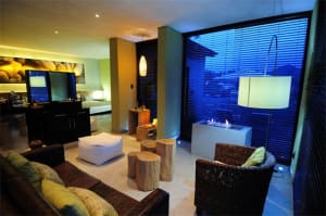 Modern minimalist living room featuring concrete blocks and natural fiber furniture, providing relaxation and ambiance.