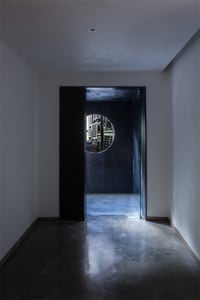 Inner corridor with industrial design featuring a concrete floor and wall.