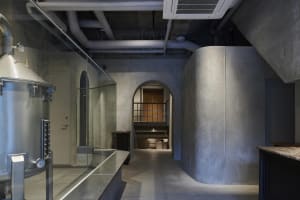 An industrial-style restaurant featuring concrete and metal materials.