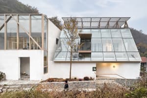 A minimalist house featuring glass and concrete materials