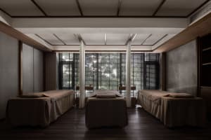 A serene spa treatment room featuring comfortable sofa cushions and soft textiles, ideal for relaxation and rejuvenation.