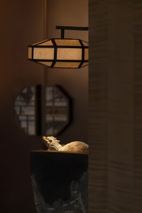 Cozy room with a turtle shell lamp, two mirrors, and a warm atmosphere