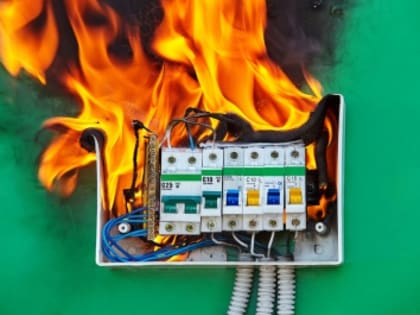 Электропроводка становится опасной, когда нарушаются условия ее эксплуатации