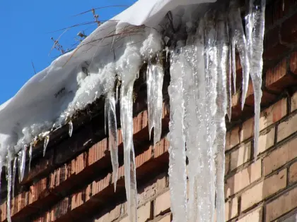 Об опасности схода снега с крыш предупредили жителей Удмуртии