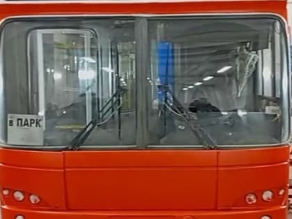 В Ижевске начали красить автобусы и троллейбусы в фирменный рябиновый цвет