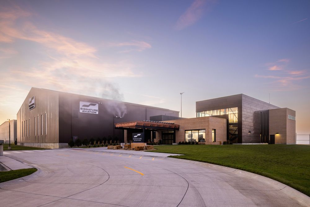 Signature FBO at Eastern Iowa Airport, external
