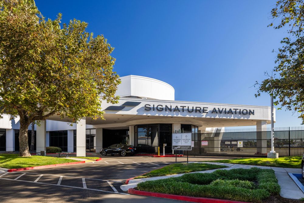 Signature FBO at Van Nuys Airport - East Terminal entrance